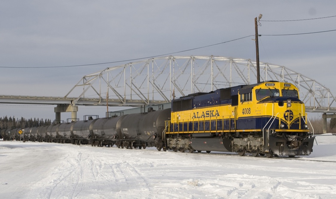 alaska-railroad-oil-train-at-nenna
